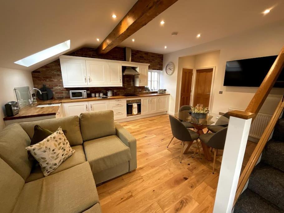 Apt D In Old Grade 2 Converted Farmhouse Market Weighton Exteriör bild
