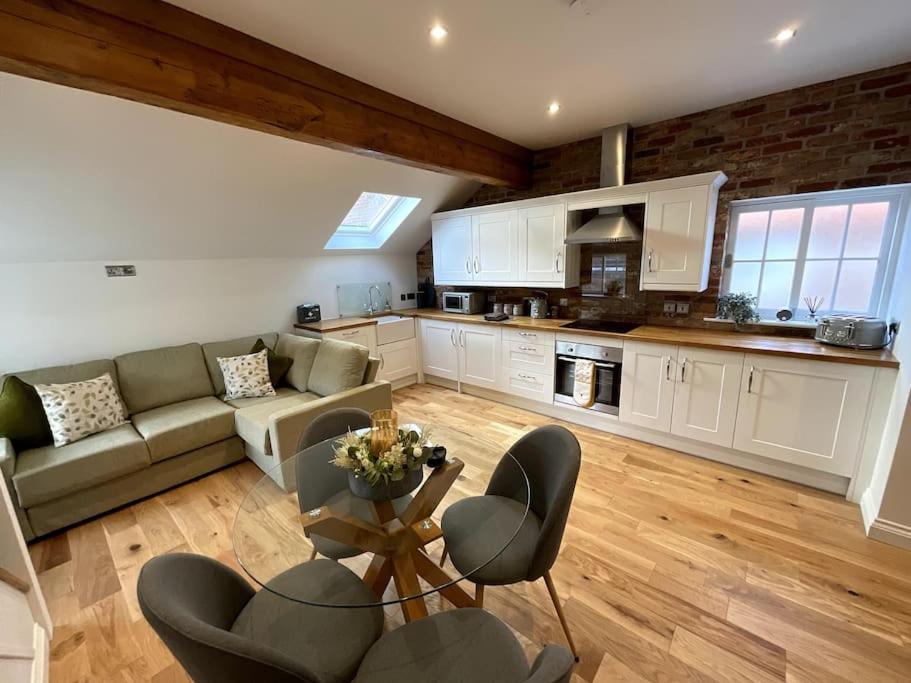 Apt D In Old Grade 2 Converted Farmhouse Market Weighton Exteriör bild